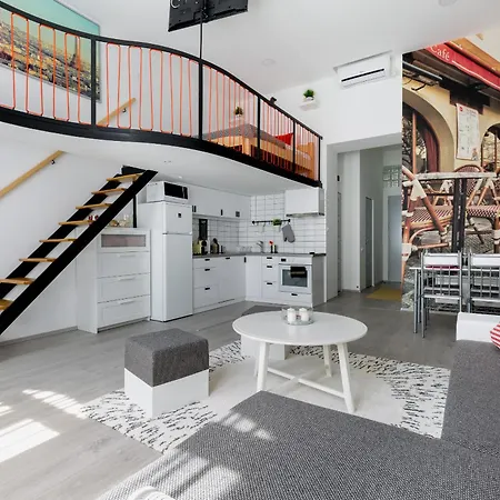 Cobblestone Quarters With A Wave Of Colour Appartement