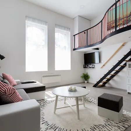 Cobblestone Quarters With A Wave Of Colour Appartement *