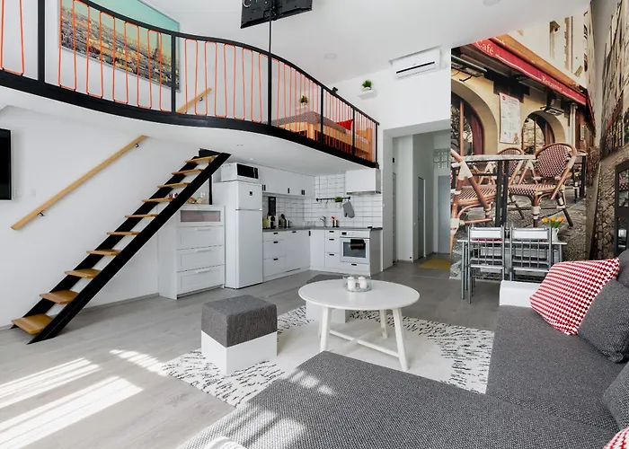 Cobblestone Quarters With A Wave Of Colour شقة