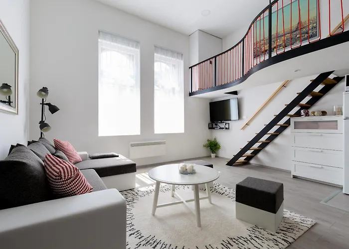 Cobblestone Quarters With A Wave Of Colour Апартаменты *